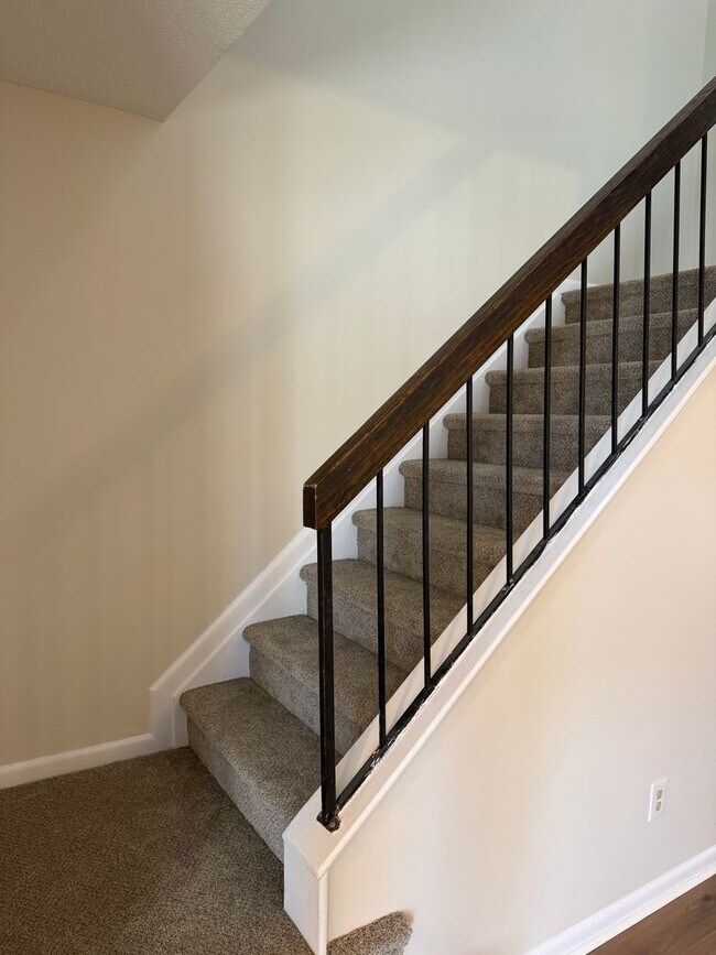 Building Photo - WINDSOR OAKS WEST - Three Bedroom Townhome