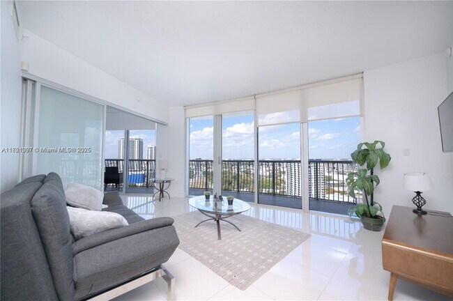 Primary Photo - 1750 N Bayshore Dr