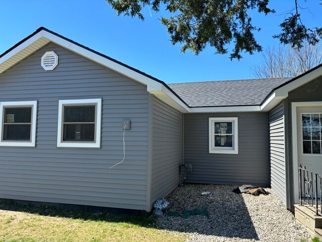 Building Photo - 1143 N Oak Rd