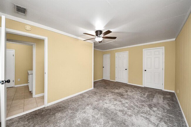 Building Photo - 2614 Village Cir Dr