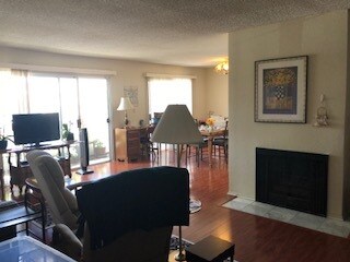 Large rooms & fireplace - 1427 Saltair S Ave
