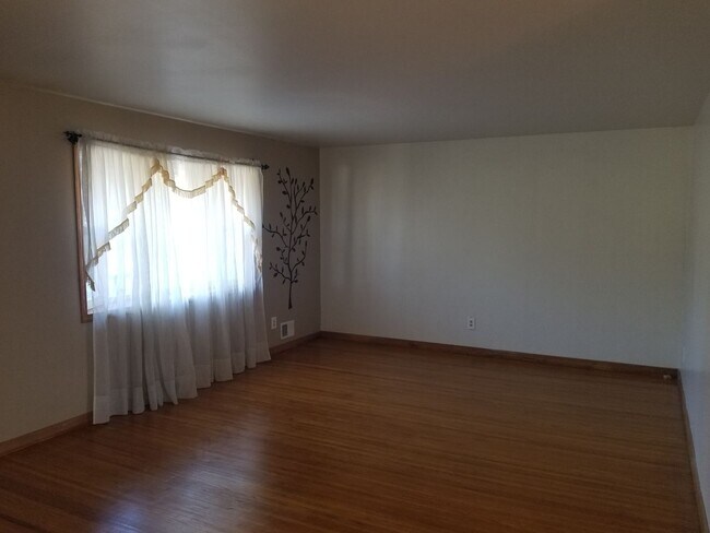 Building Photo - 577 Pinnacle Rd