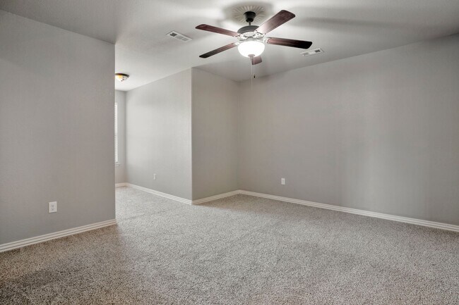 Building Photo - Very well maintained 4 Bed 3 Bath home in Great Location!