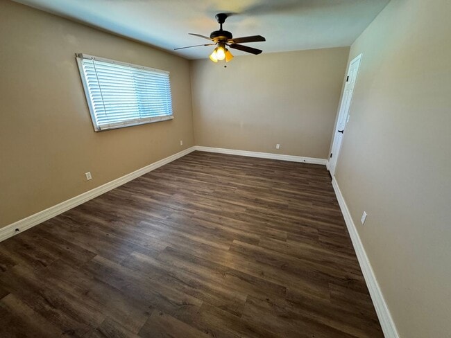 Building Photo - 3 Bedroom - 2  Bedroom - 1656 Sq. Ft - Cas...