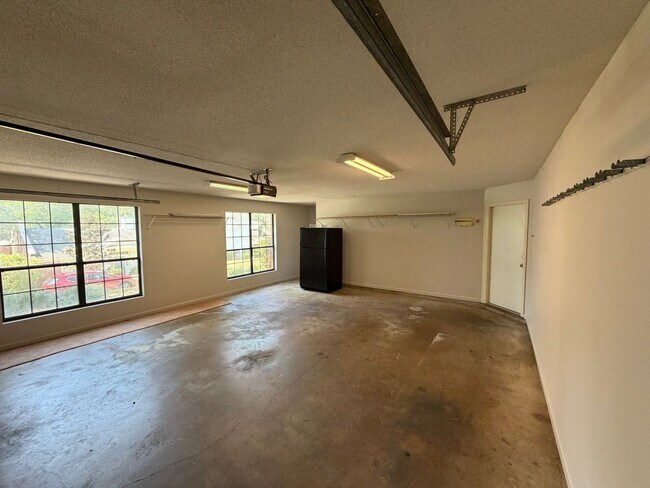 Building Photo - Beautiful Large home off of Mahan
