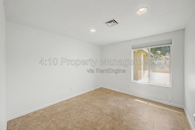 Building Photo - 2104 N Comanche Dr