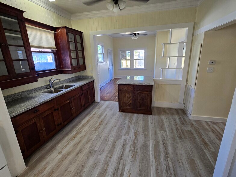 Building Photo - 116 Albert St