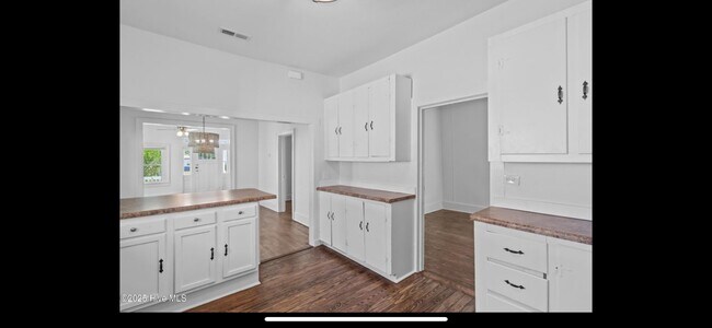 Building Photo - 609 N 10th St