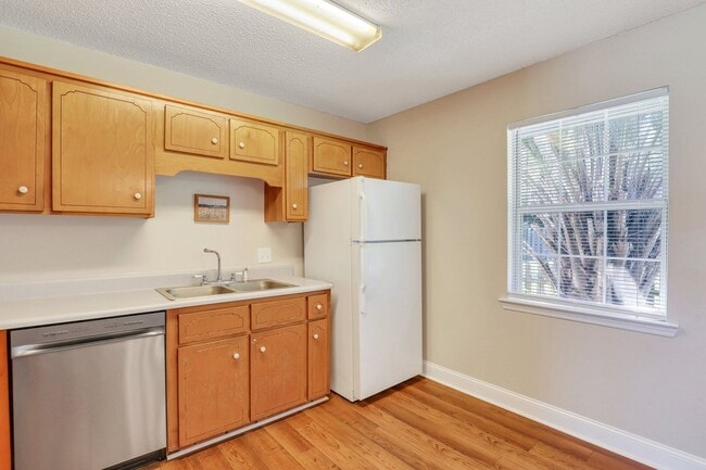 Building Photo - AVAILABLE EARLY OCTOBER [DOG FRIENDLY]