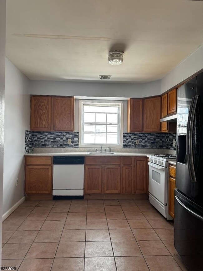 Building Photo - 589 Meadow St