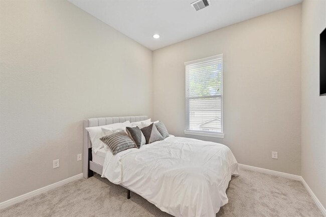 Building Photo - 5620 Madison St