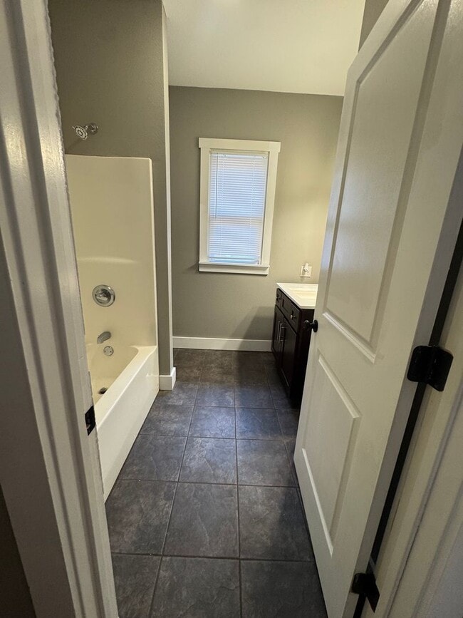 Building Photo - 5 Bedroom, 1 Bathroom Home
