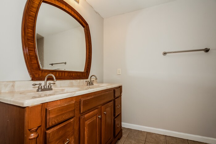 Building Photo - 2717 Dogwood Cir