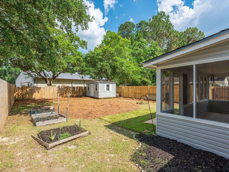 Building Photo - 1053 Emerald Ln