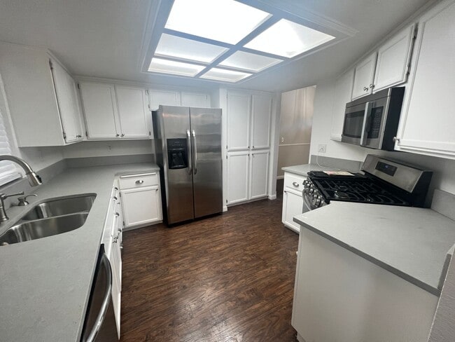 Building Photo - Great looking home on a court location wit...