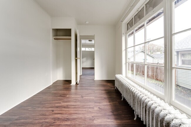 Building Photo - 4 Bedroom Ground Floor Apartment in Westside Neighborhood