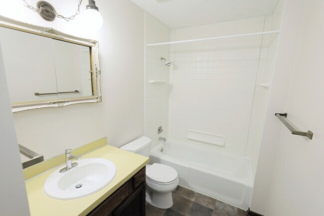 Building Photo - 6011 Queens Dr