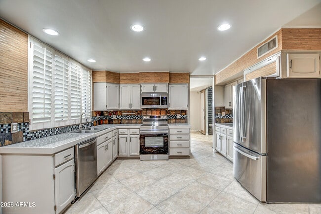 Building Photo - 8647 E Devonshire Ave