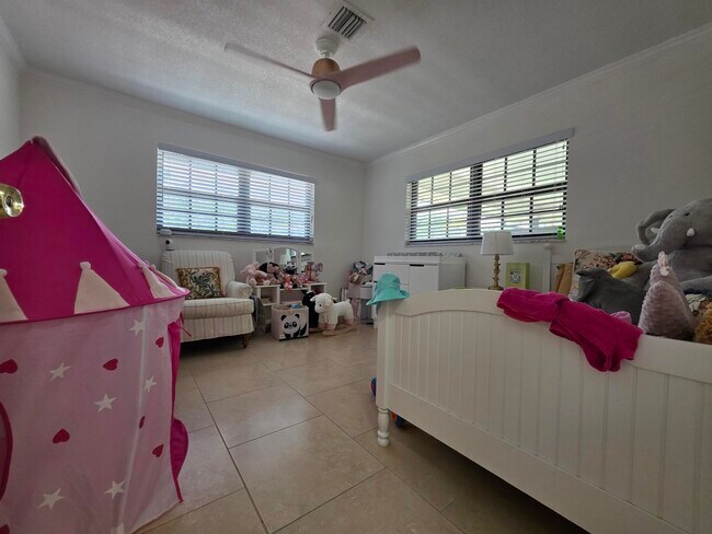 Building Photo - 435 Pine Villa Dr