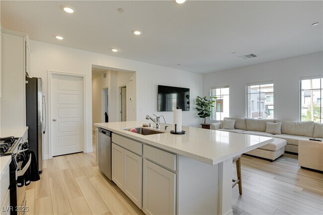Building Photo - 600 Carriage Hill Dr