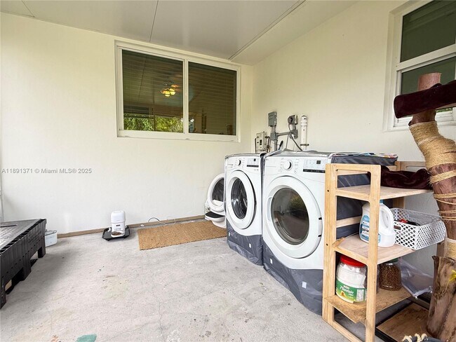 Building Photo - 2625 SW 67th Ave