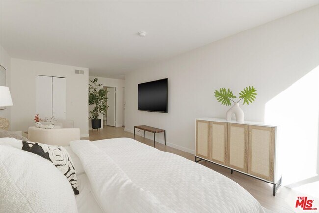 Building Photo - 429 N Oakhurst Dr