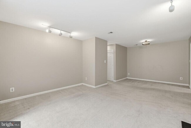 Building Photo - 2822 Lee Oaks Pl