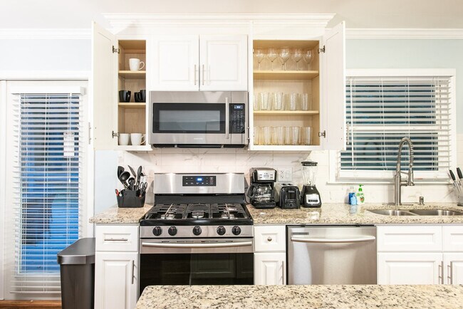 Building Photo - 2596 Dawn Dr