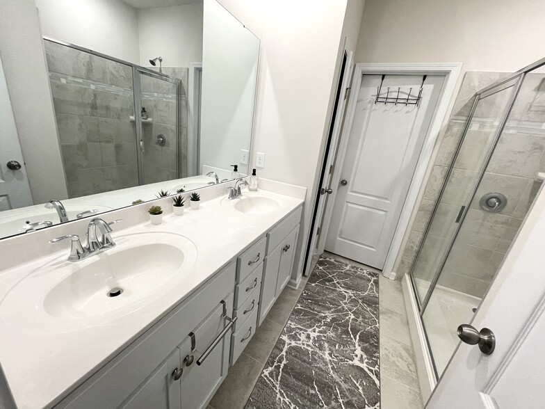 1st floor - en suite - 9451 Avery Lilac Ln