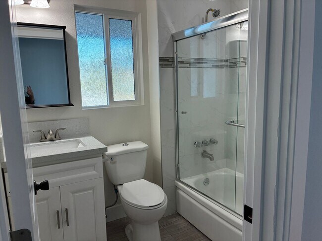 Building Photo - 5 Bedroom 4 Bath House in Garden Grove