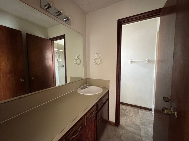 Building Photo - 207 E Hogan Dr