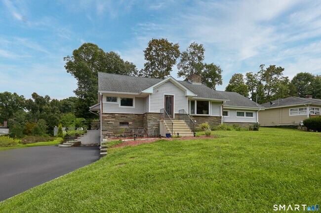 Building Photo - 1374 Huntington Turnpike