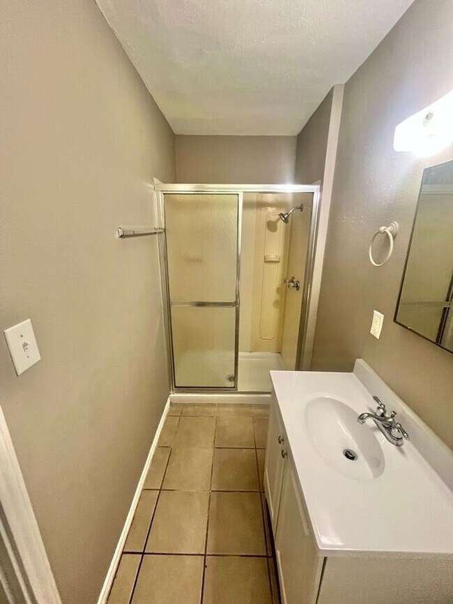 Building Photo - Tour Today! 3 Bedroom 2 Bath Single Family Home in Longview!