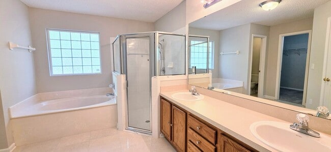 Building Photo - Cosey Cul-De-Sac Living in the Desirable Foxchase Community!