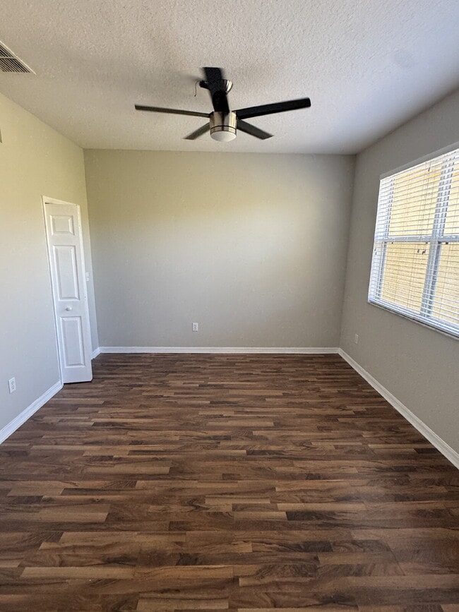 Building Photo - "Charming 3-Bed Oasis in Tampa's Heart – Spacious 1,443 Sq. Ft. with 2.5 Baths!"