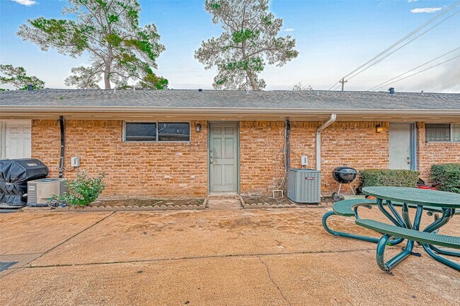 Building Photo - 1110 W Tri Oaks Ln