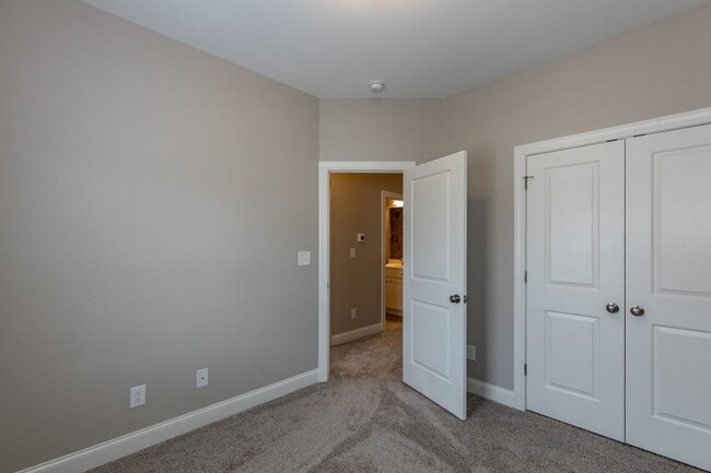 Building Photo - 3 bedroom/2.5 Bath End Unit Townhome in Ho...