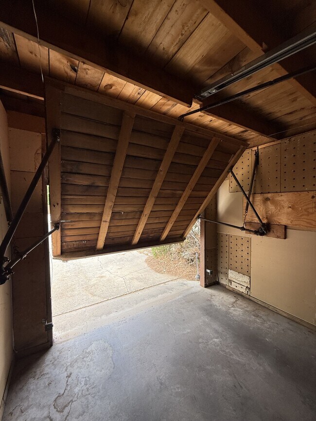 Building Photo - 1612 Hendola Dr NE