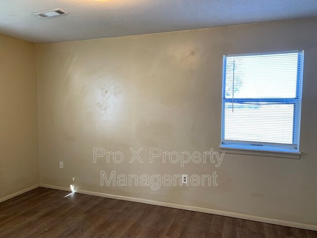 Building Photo - 111 Elm St