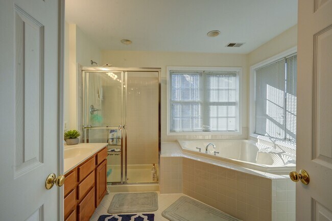 Building Photo - 8827 Montjoy Pl