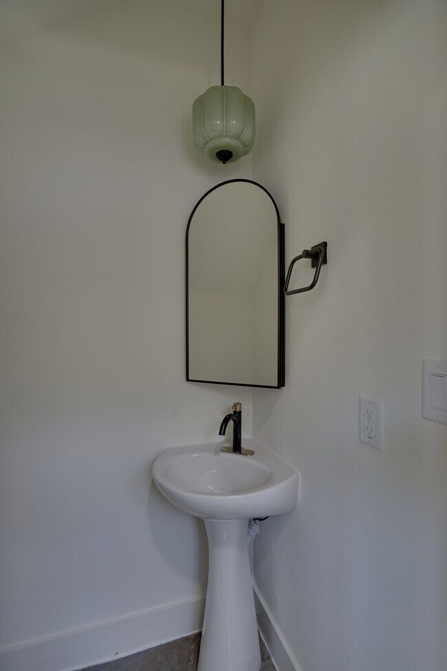 Building Photo - 302 Red Bird Ln