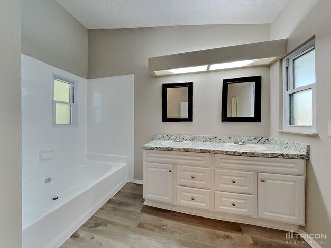 Building Photo - 1421 Rustling Oaks Dr