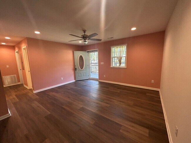 Building Photo - Charming 3 bedroom home located in the heart of Hampstead!