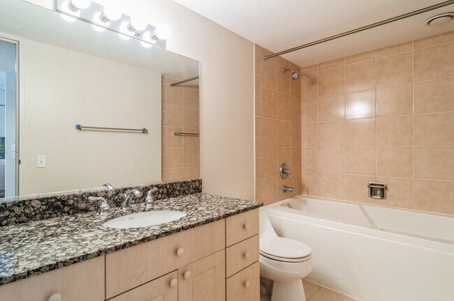 Building Photo - 512 N McClurg Ct