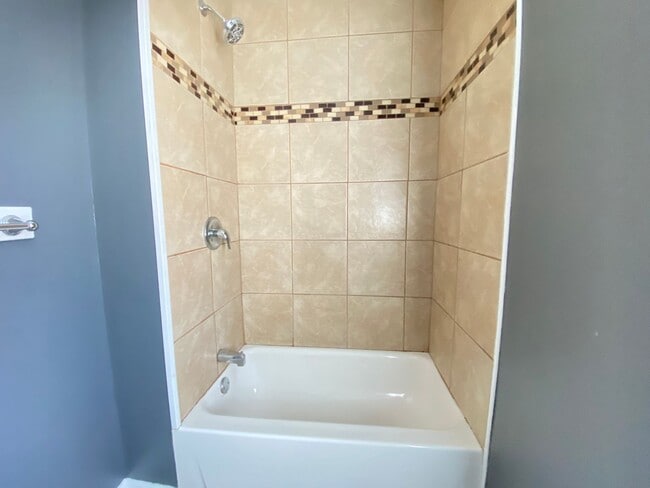 Building Photo - 4 Bedroom Home in Hammond