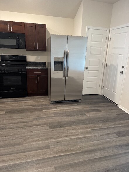 Building Photo - 2529 E Fox Mdw St