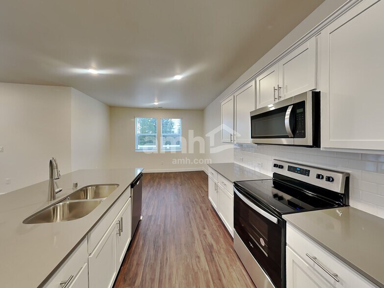 Building Photo - 8429 48th Pl NE