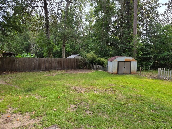 Building Photo - Woodbury Subdivision. 3 bedrooms. 2 baths. Converted garage to bonus room. Family with vaulted ce...