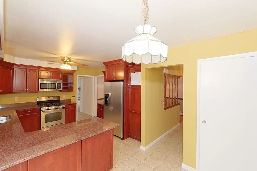 View of 8 Sweet Brier Kitchen - 8 Sweet Brier Dr