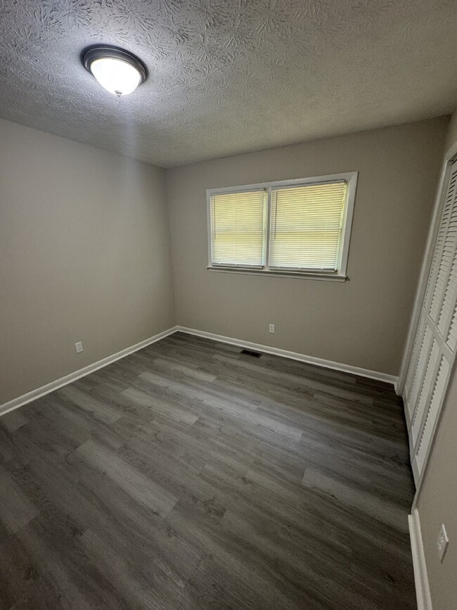 Building Photo - "Charming 3-Bed Oasis with 2 Full Baths on Brookview Drive – Your Perfect Talladega Retreat!"